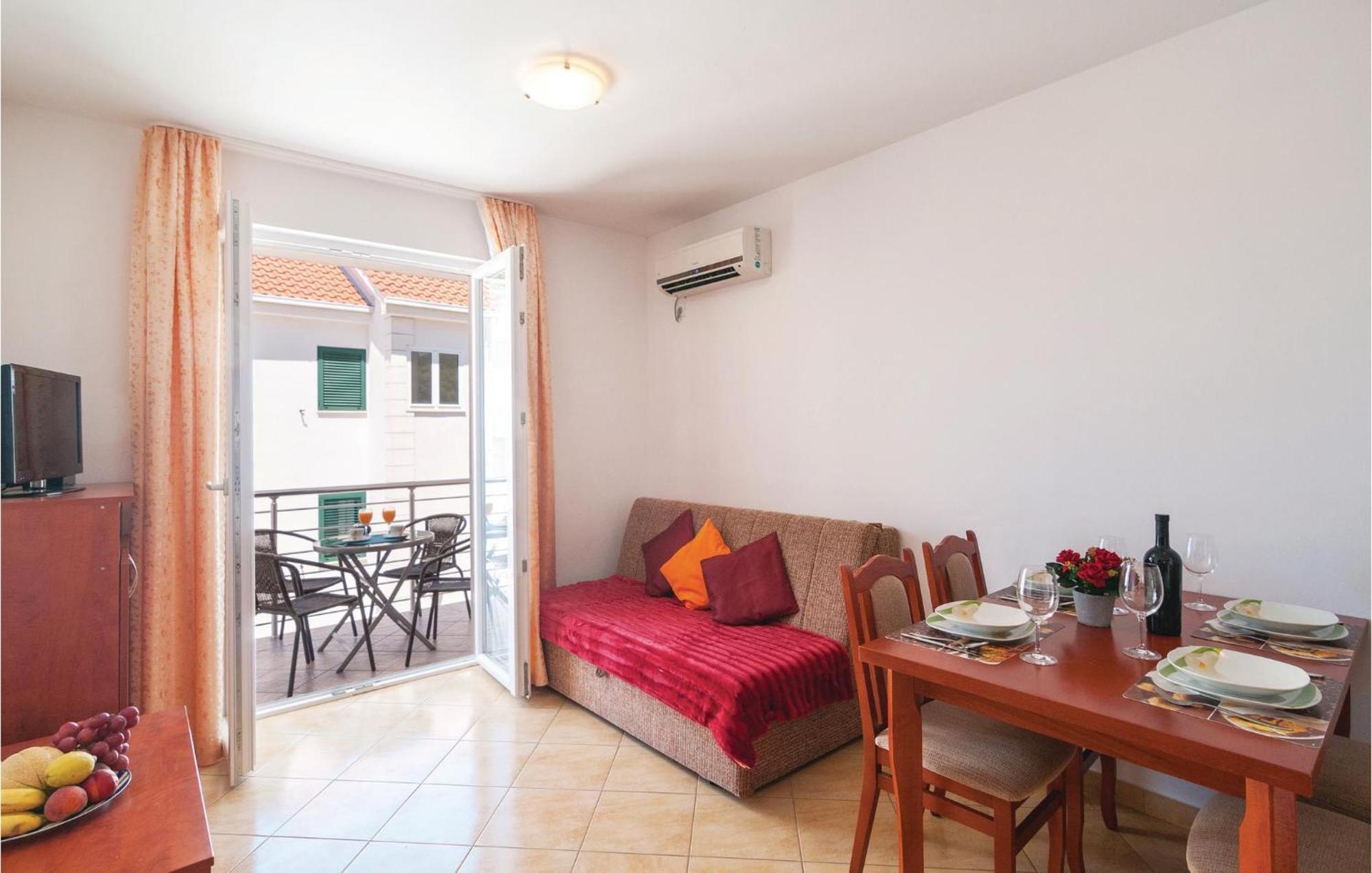 Cozy Apartment In Supetar With Kitchen Exterior foto